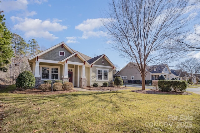 view of front of house featuring a front lawn