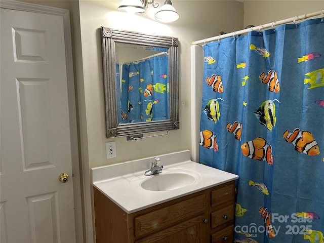 bathroom featuring a shower with curtain and vanity