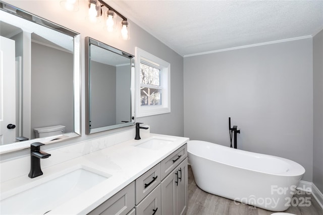 bathroom featuring a bathing tub, hardwood / wood-style flooring, a textured ceiling, and toilet