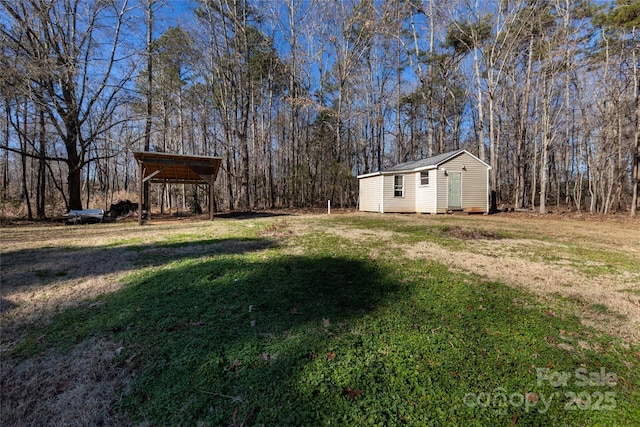 view of yard featuring an outbuilding