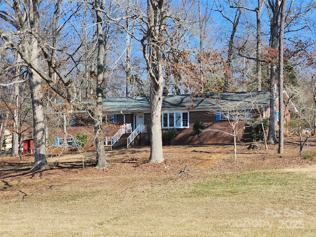 view of front facade featuring a front yard