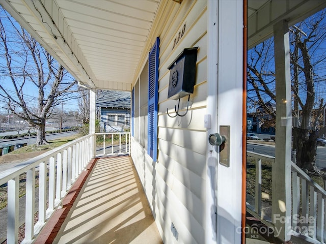 balcony featuring covered porch