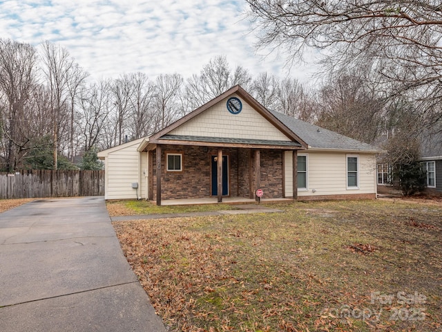 view of front facade featuring covered porch and a front yard