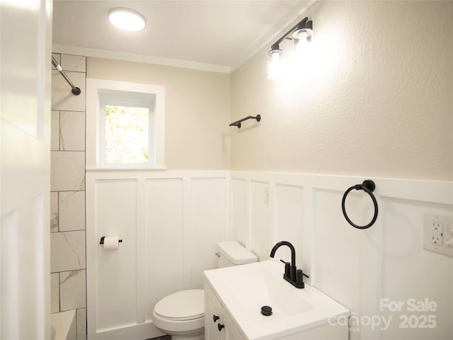 full bathroom with vanity, toilet, tiled shower / bath combo, and crown molding