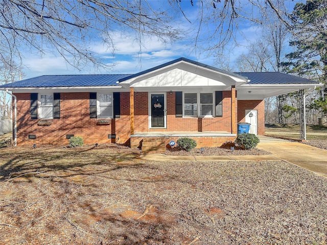 view of front of property featuring a carport