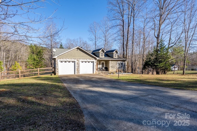 view of front facade featuring a garage and a front yard