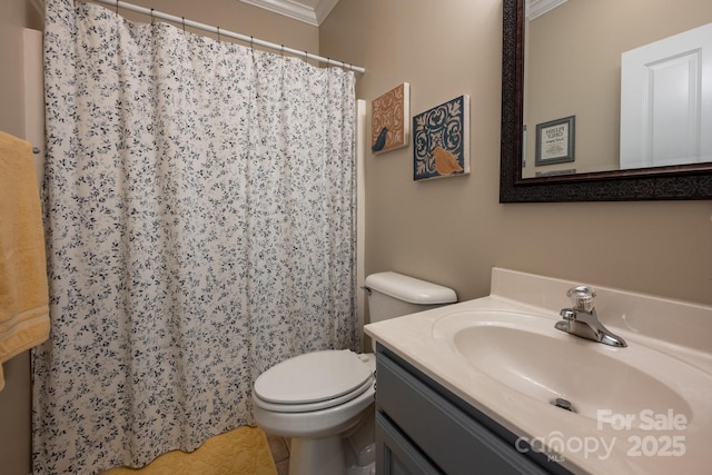 bathroom featuring curtained shower, crown molding, vanity, and toilet