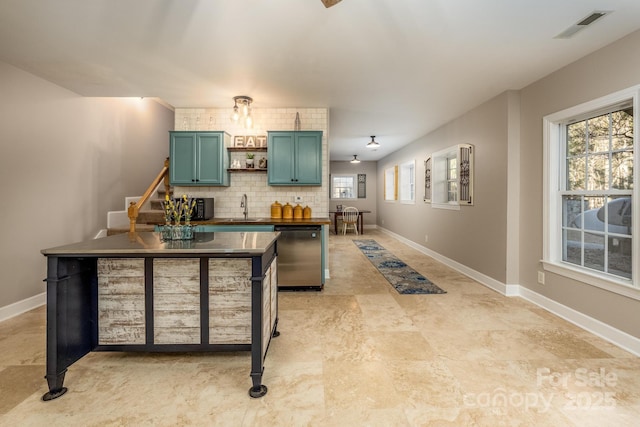 kitchen with a kitchen bar, backsplash, sink, green cabinetry, and dishwasher