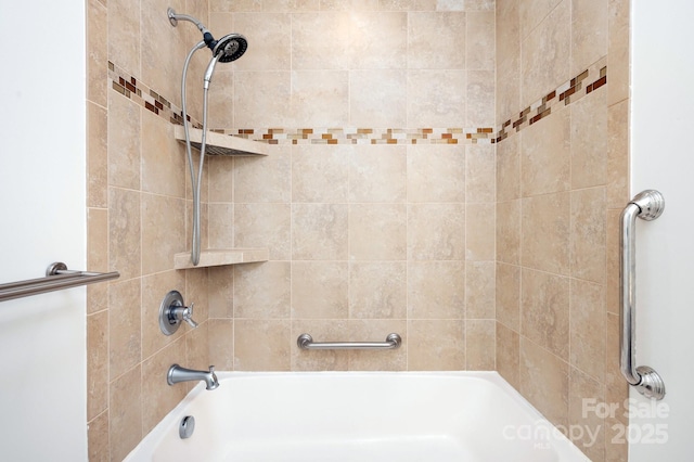 bathroom with tiled shower / bath