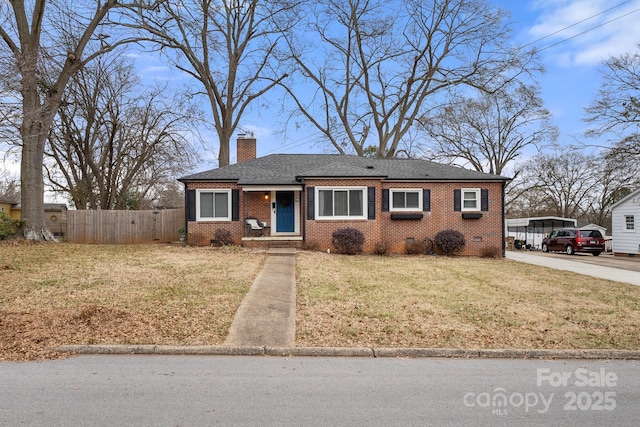 view of front of home featuring a front lawn