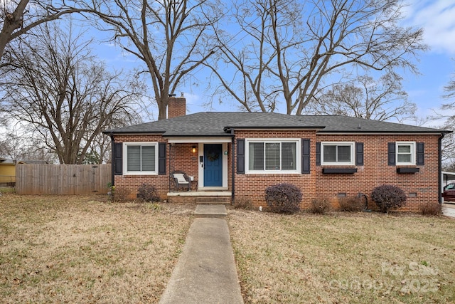 view of front of property featuring a front yard