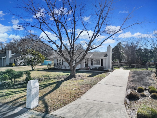 view of front of house featuring a front yard