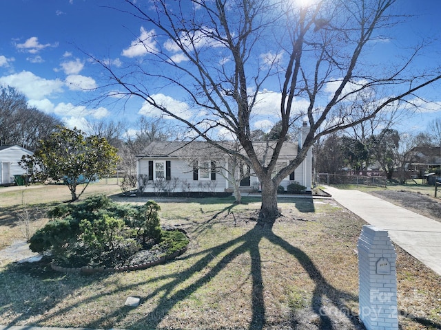 view of front of property featuring a front lawn