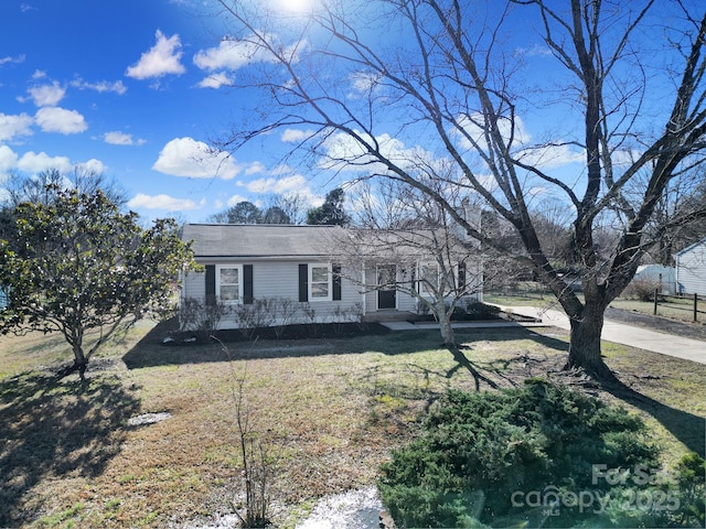 single story home with a front lawn