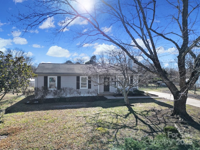 ranch-style house featuring a front lawn