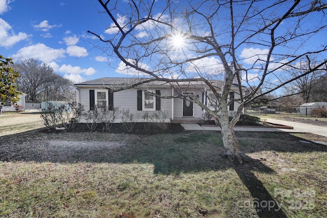 view of front of property featuring a front lawn