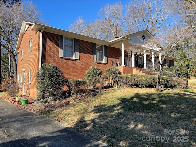 view of front of property featuring a front lawn