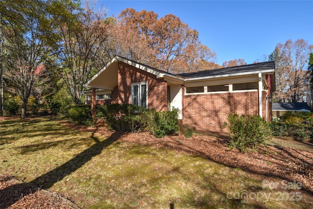 view of front of home featuring a front lawn