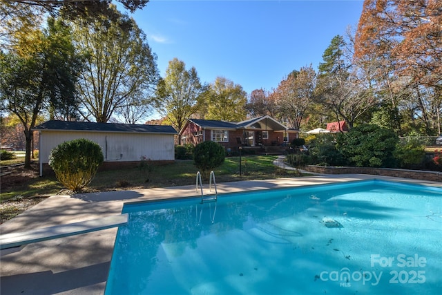 view of swimming pool