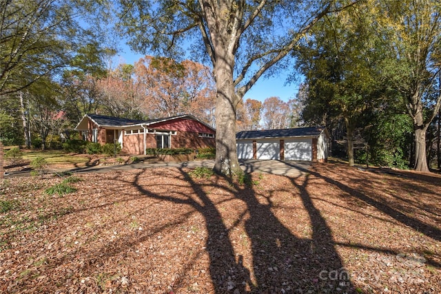 view of yard featuring an outbuilding and a garage