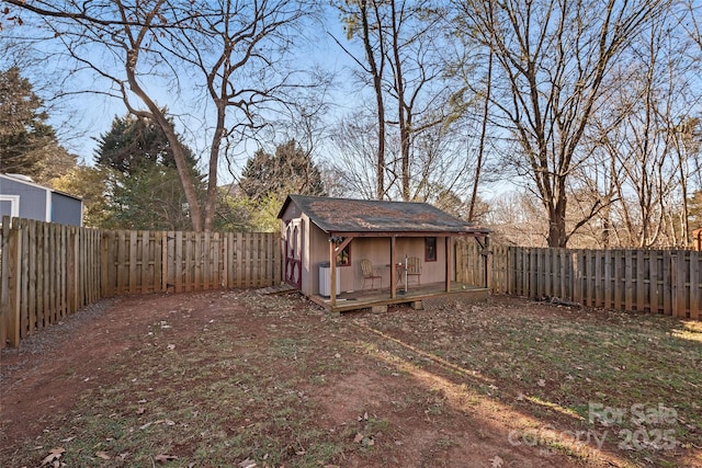 view of yard featuring an outdoor structure