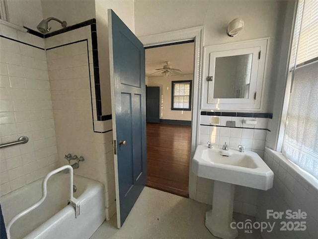 bathroom with tiled shower / bath, ceiling fan, and decorative backsplash