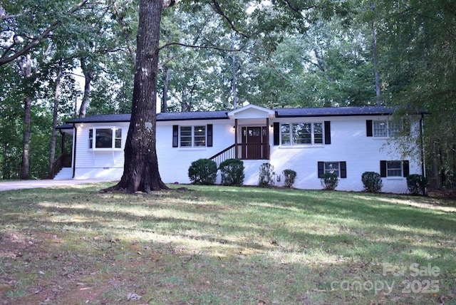 ranch-style house featuring a front yard