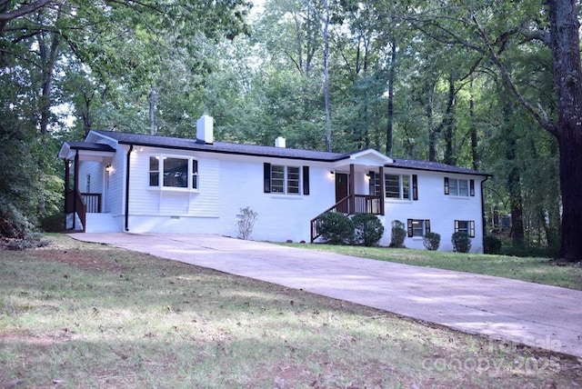 single story home featuring a front yard