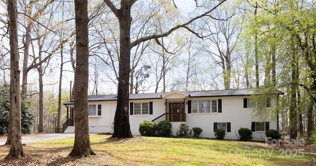 1035 Timberlane Dr, Lincolnton, NC 28092 - view of front facade with driveway and a front yard