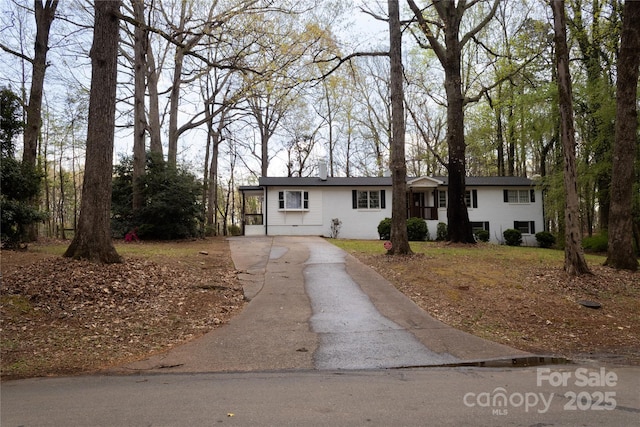 1035 Timberlane Dr, Lincolnton, NC 28092 - view of front of property featuring driveway