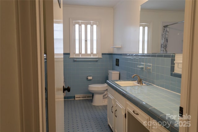 1035 Timberlane Dr, Lincolnton, NC 28092 - bathroom featuring a shower with shower curtain, crown molding, toilet, vanity, and visible vents