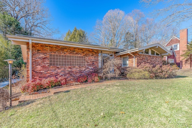 single story home featuring a front yard