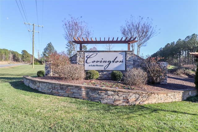 community sign with a lawn