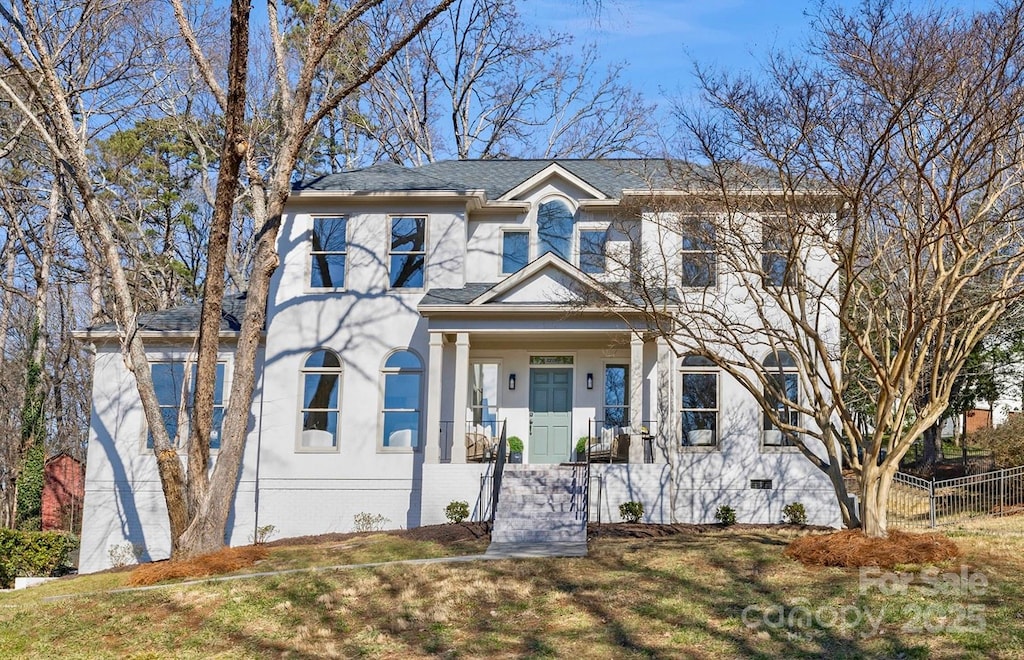 view of front of home featuring a front lawn