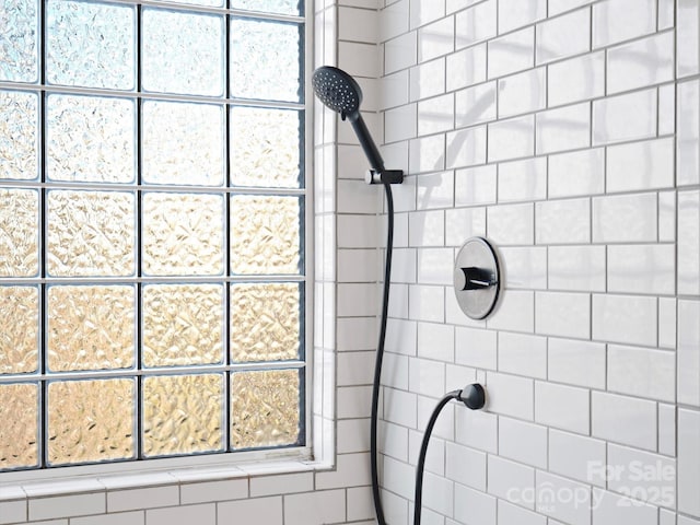 bathroom featuring a tile shower