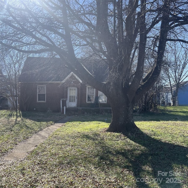 ranch-style home featuring a front lawn