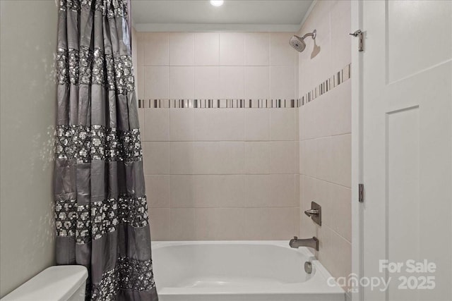 full bath with shower / tub combo with curtain and toilet