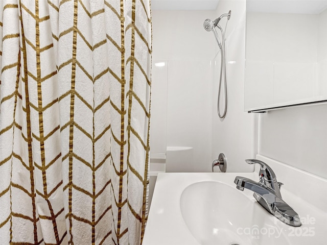 bathroom featuring a shower with curtain and sink