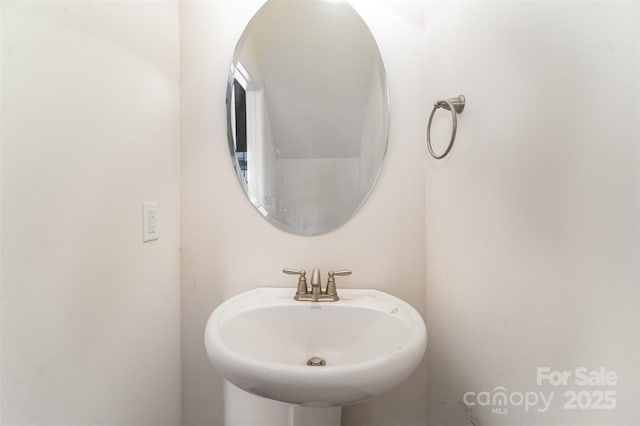 bathroom featuring sink