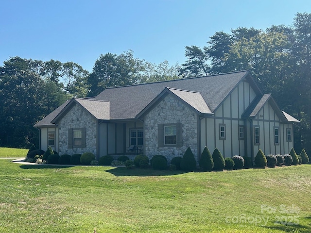 view of front facade with a front lawn