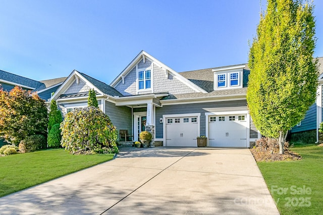 craftsman inspired home featuring a front lawn