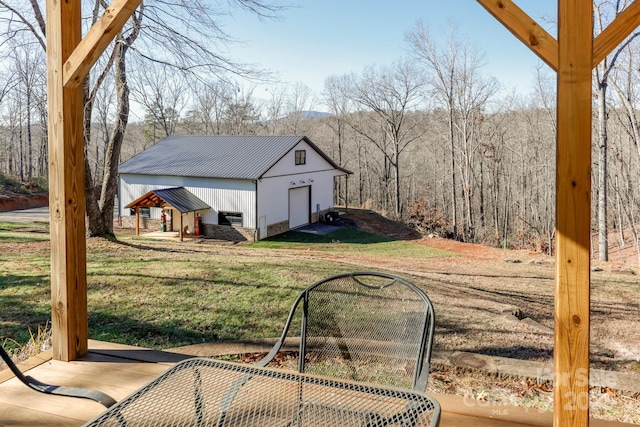 view of yard featuring a garage and an outdoor structure