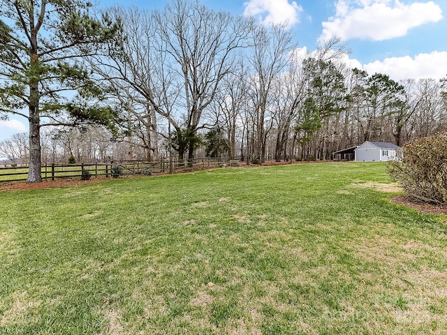 view of yard featuring a rural view