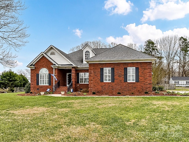 view of front of property featuring a front lawn