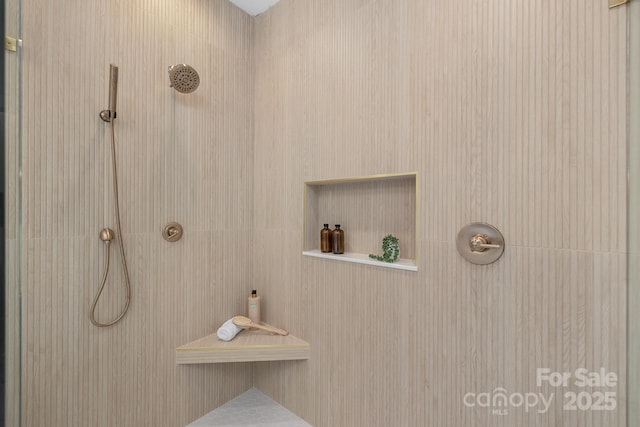 bathroom featuring a tile shower