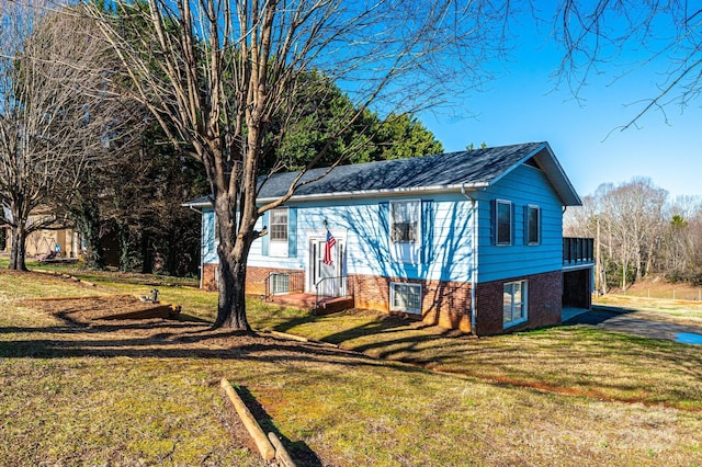 view of front of property featuring a front yard