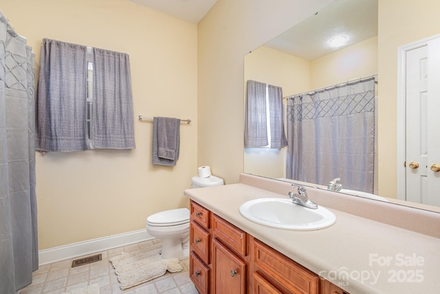 bathroom featuring a shower with curtain, vanity, and toilet