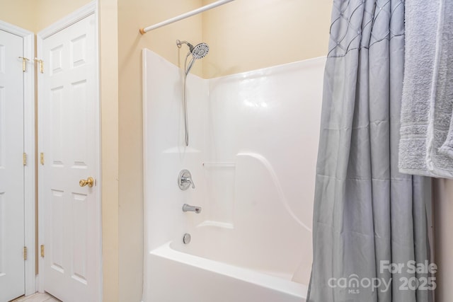 bathroom with shower / tub combo