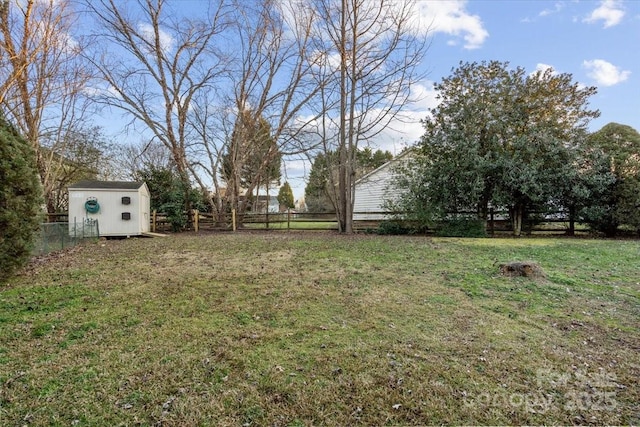 view of yard with a shed