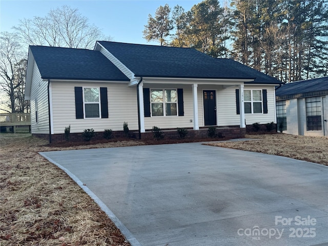 ranch-style home featuring a porch